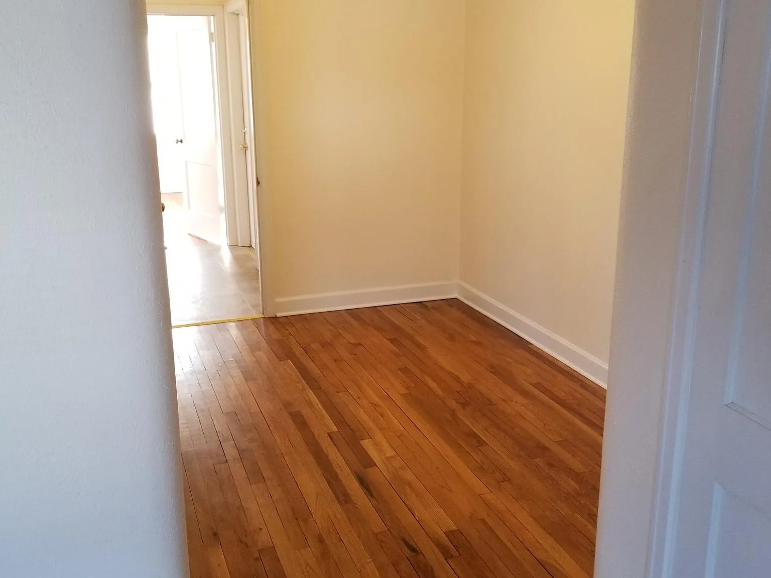 712 N Gardiner Ave — Photo 3