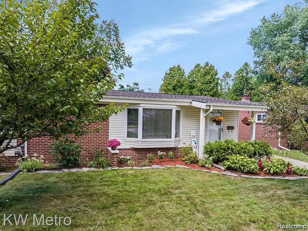 3 bed, 1.5 bath, 2320 sqft, $2,400 — Photo 3