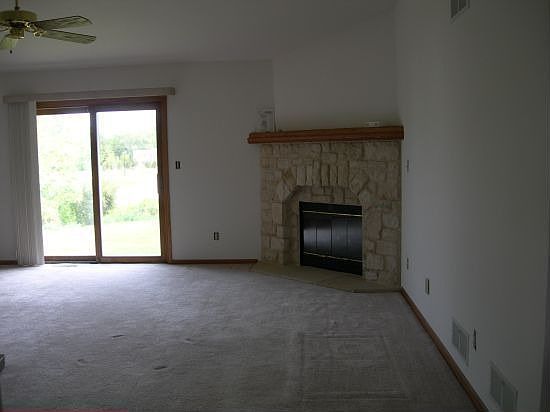 LARGE Living Rm with Gas Fireplace
