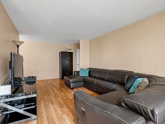 4th image of 2935 W 5th St APT 13C