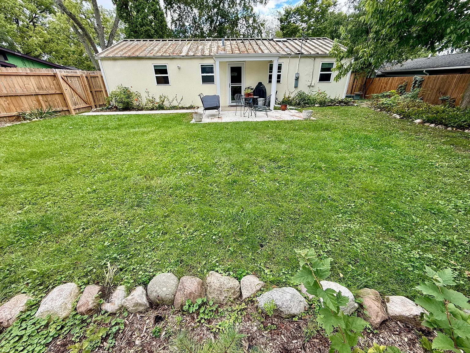 3 bed, 1056 sqft, $3,000 — Photo 2