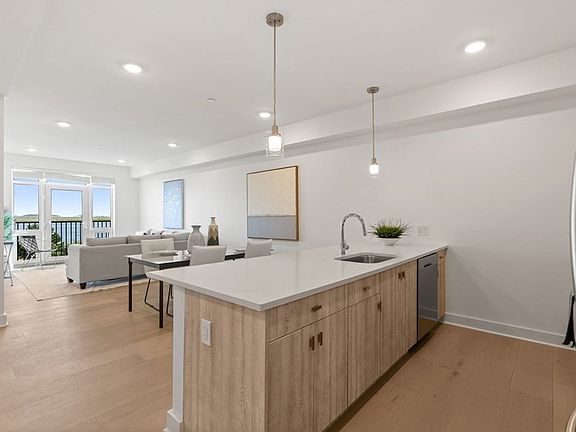 4th image of 917 Bennington St #305