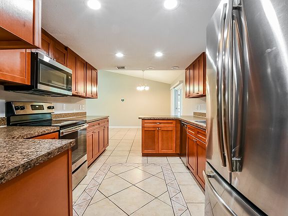 5th image of 829 W Birchwood Cir