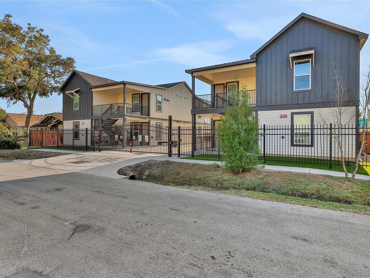 2 bed, 2.0 bath, 928 sqft, $1,650 — Photo 2