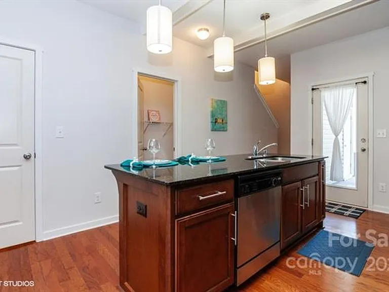 515 Alderman Ln — Photo 6