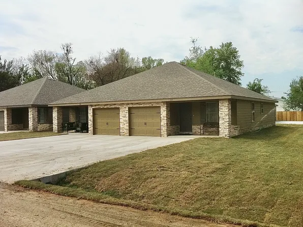 618 E 13th St, Claremore, OK 74017