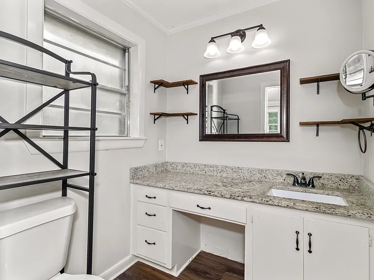 2051 Lovers Ln — Photo 15