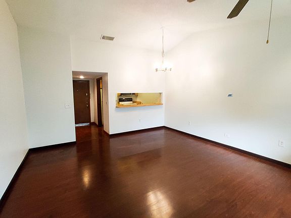 4th image of 119 Crown Point Cir #119