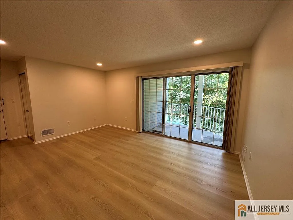 2 bed, 2.0 bath, 1011 sqft, $2,350 — Photo 4