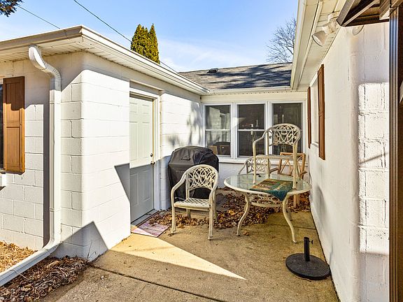 5th image of 611 N West St