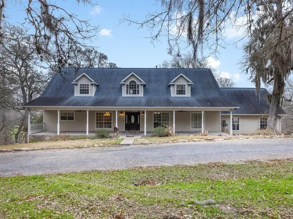 601 Country Club Ct, La Grange, TX 78945