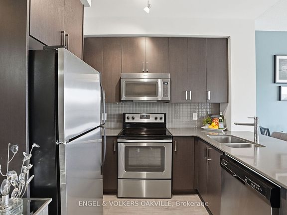 4th image of 7608 Yonge St #528