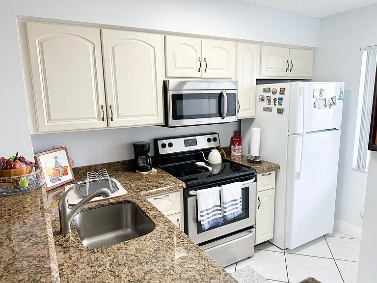 2222 N Cypress Bend Dr #403 — Photo 8