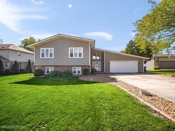 1220 Stratford Dr W, Bourbonnais, IL 60914