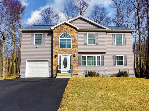 3063 Briarwood Dr, Tobyhanna, PA 18466