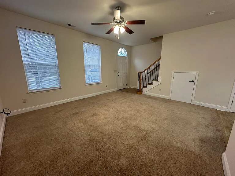 101 Hyde Park Ln — Photo 3
