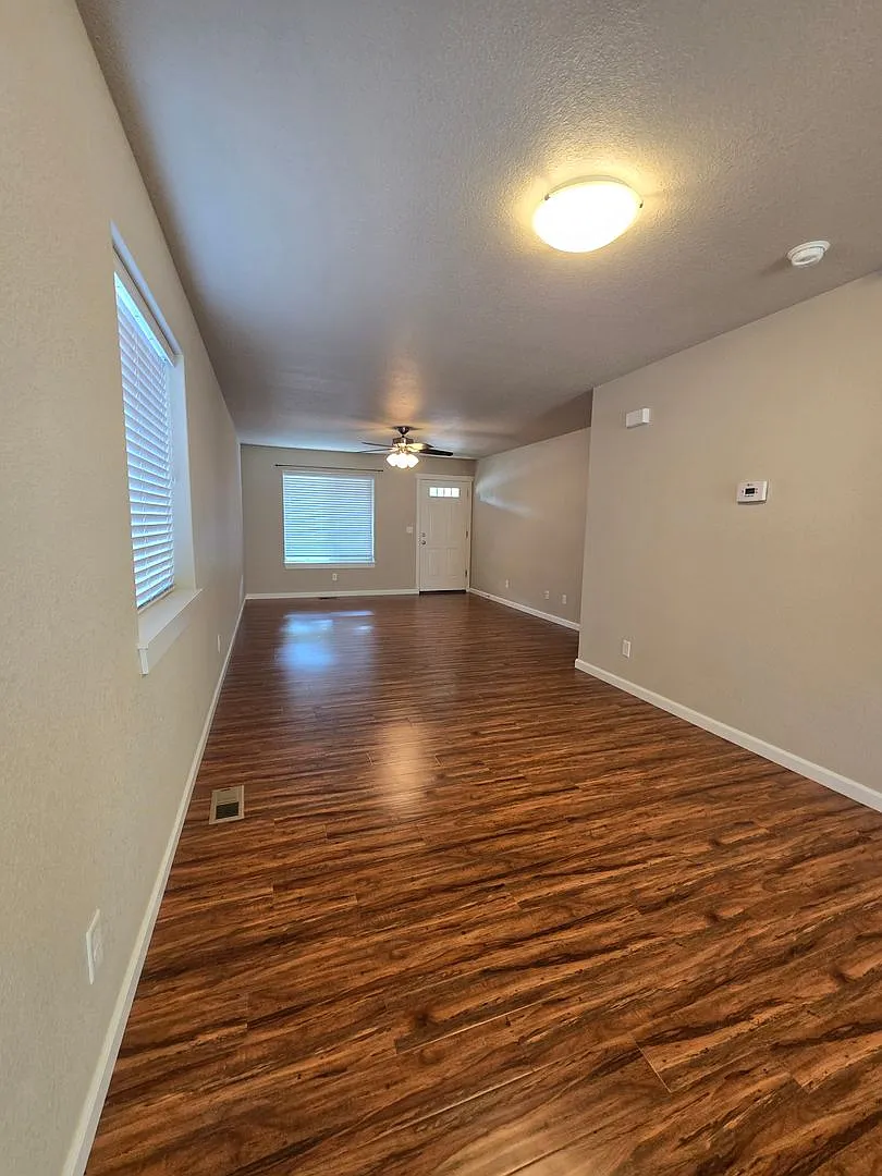 Pet Friendly 4 Bedroom, 2.5 Bathroom Home with a 2 Car Garage! — Photo 4