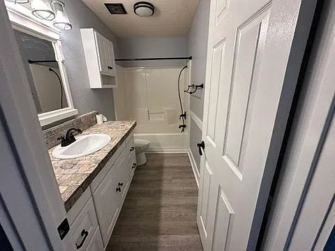 3 bed, 2.0 bath, 1495 sqft, $3,200 — Photo 2