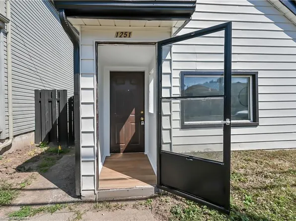 1251 Cannon St E, Hamilton, ON L8H 1V2