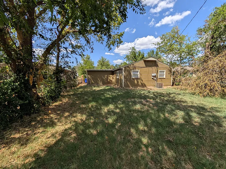 1614 Iowa St — Photo 18