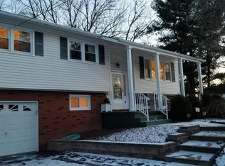 38 Old Queens Blvd, Manalapan, NJ 07726