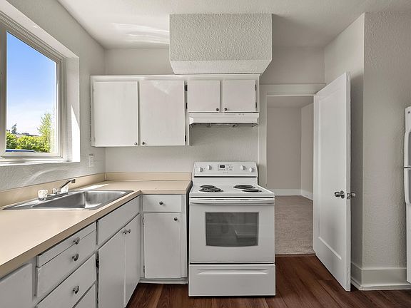 4th image of 215 E 1st St APT 106