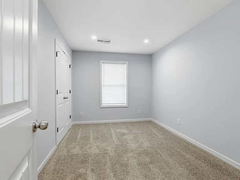 408 Elgin St #B — Photo 15