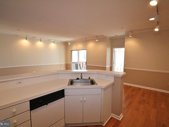 4th image of 10 Sandstone Ct APT A
