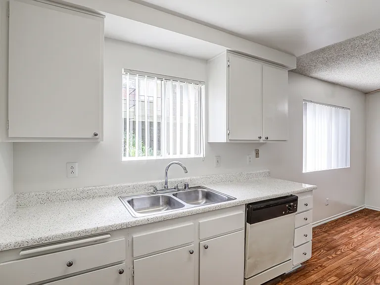 Orange Plaza Apartments — Photo 7