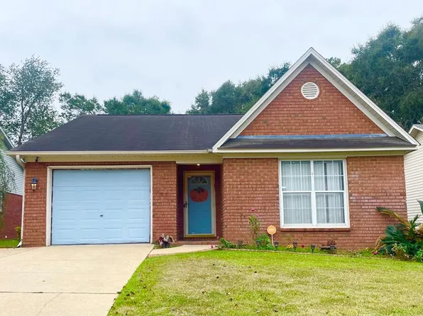 104 Trunbury Dr, Dothan, AL 36305