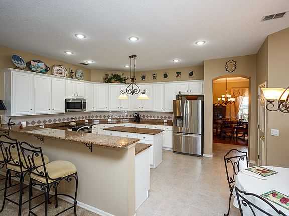 5th image of 398 Chinook Cir