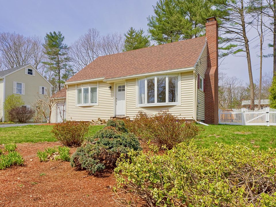 Welcome home to Elwyn Park! This family neighborhood is quiet and is great for walking and biking. Kids can walk to Dondero School.