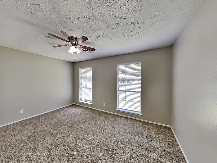 809 Lochmoor Ln — Photo 9