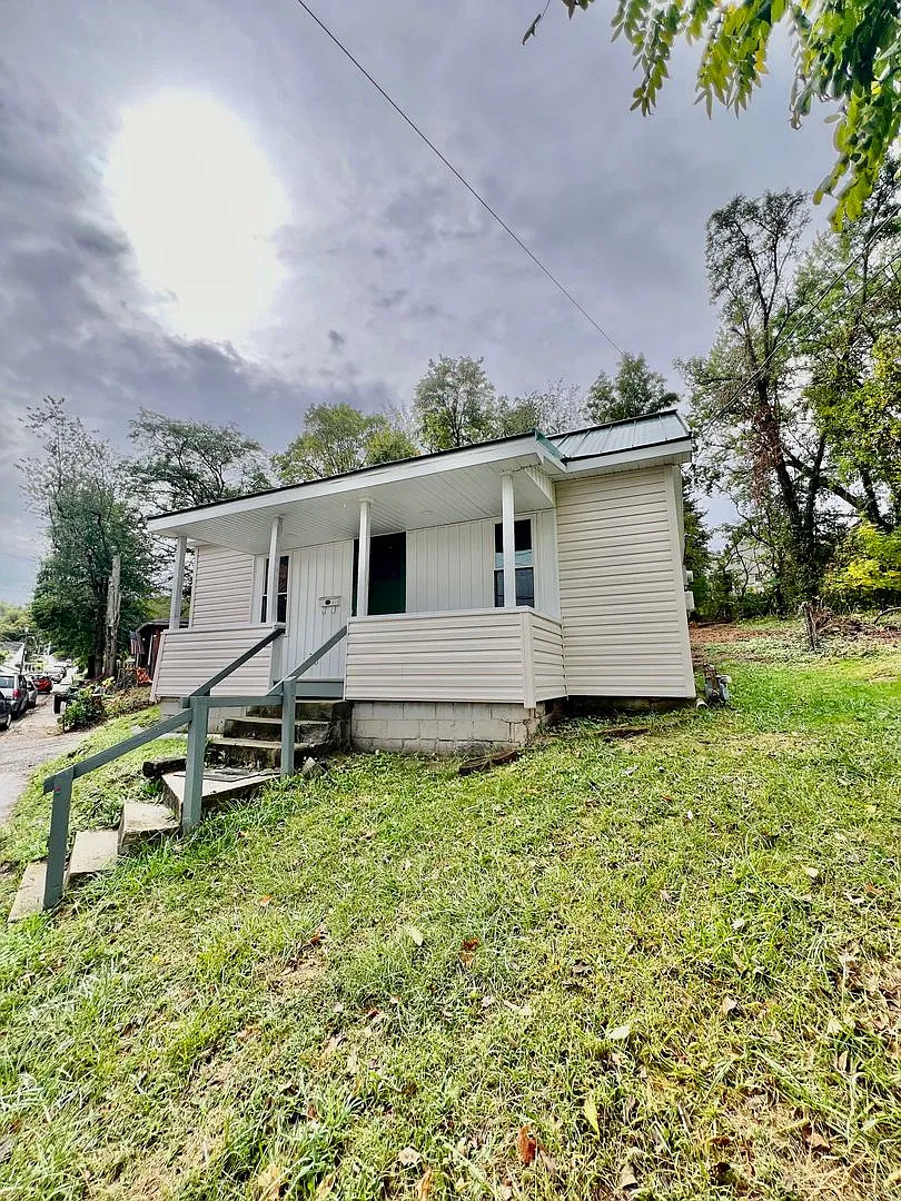 400 White Avenue — Photo 2