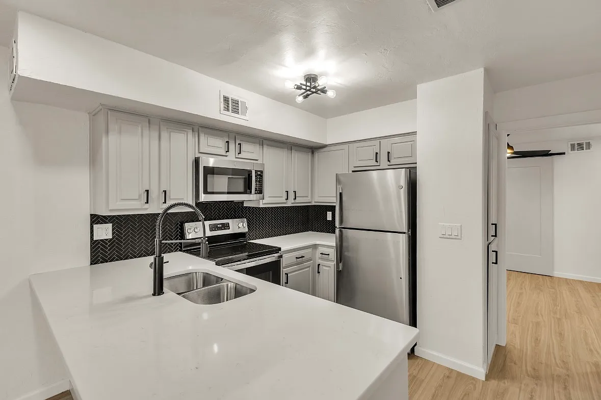 1 bed, 774 sqft, $1,350 — Photo 2