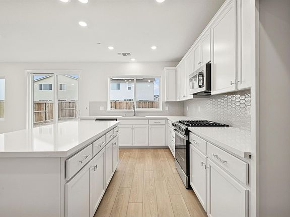 4th image of 412 Paine Ct
