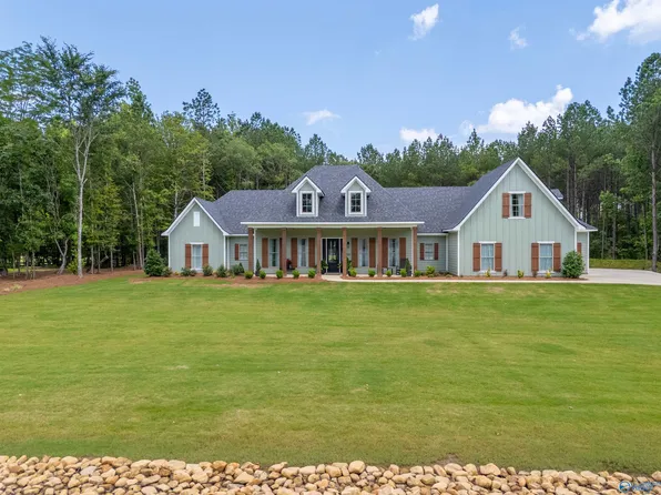 300 Stonewood Trl, Springville, AL 35146
