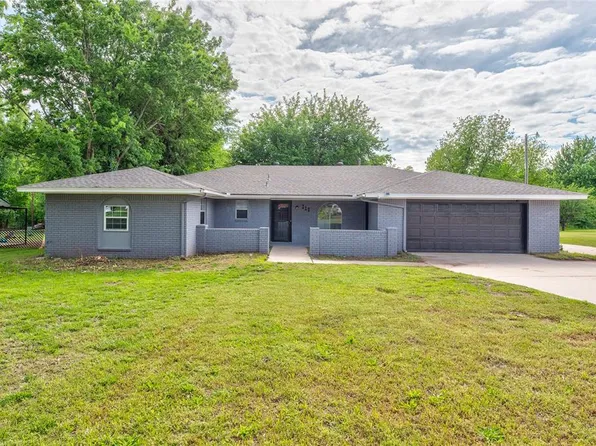 215 S Lake Park Dr, Mustang, OK 73064