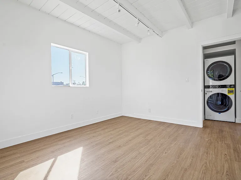 920 Marine St #4 — Photo 2