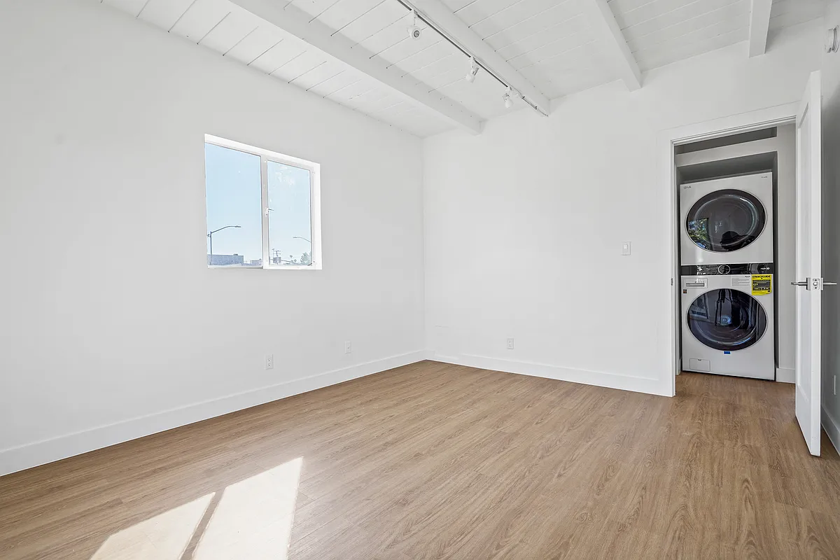 Building Photo - 920 Marine St #4