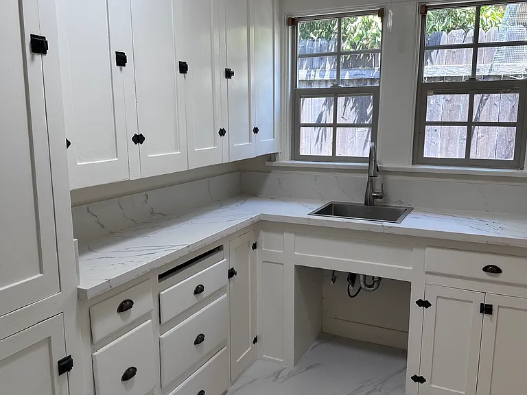 805 E Tujunga Ave — Photo 10