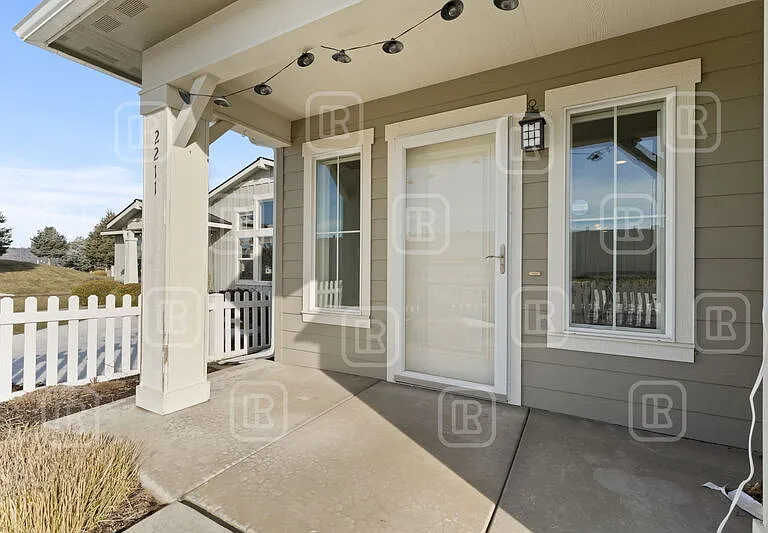2211 N Oakland Ln — Photo 4