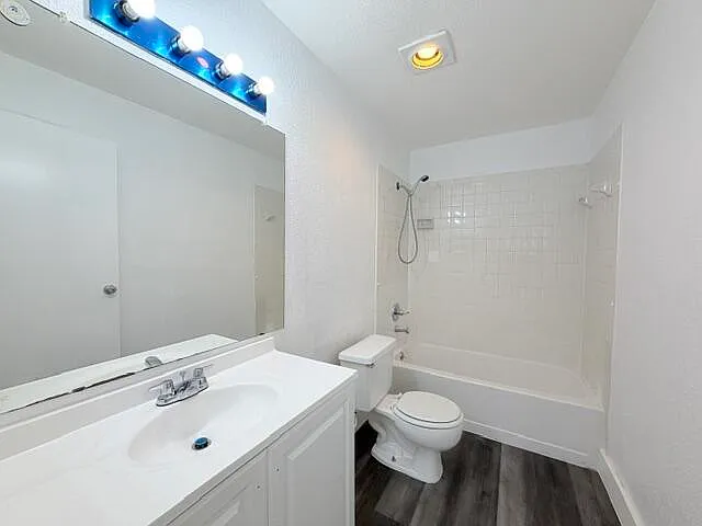 899 W Riverside Dr #611 — Photo 25
