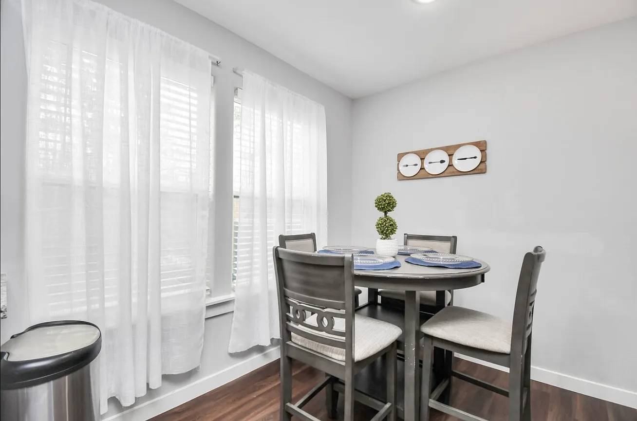 3 bed, 1160 sqft, $2,000 — Photo 3