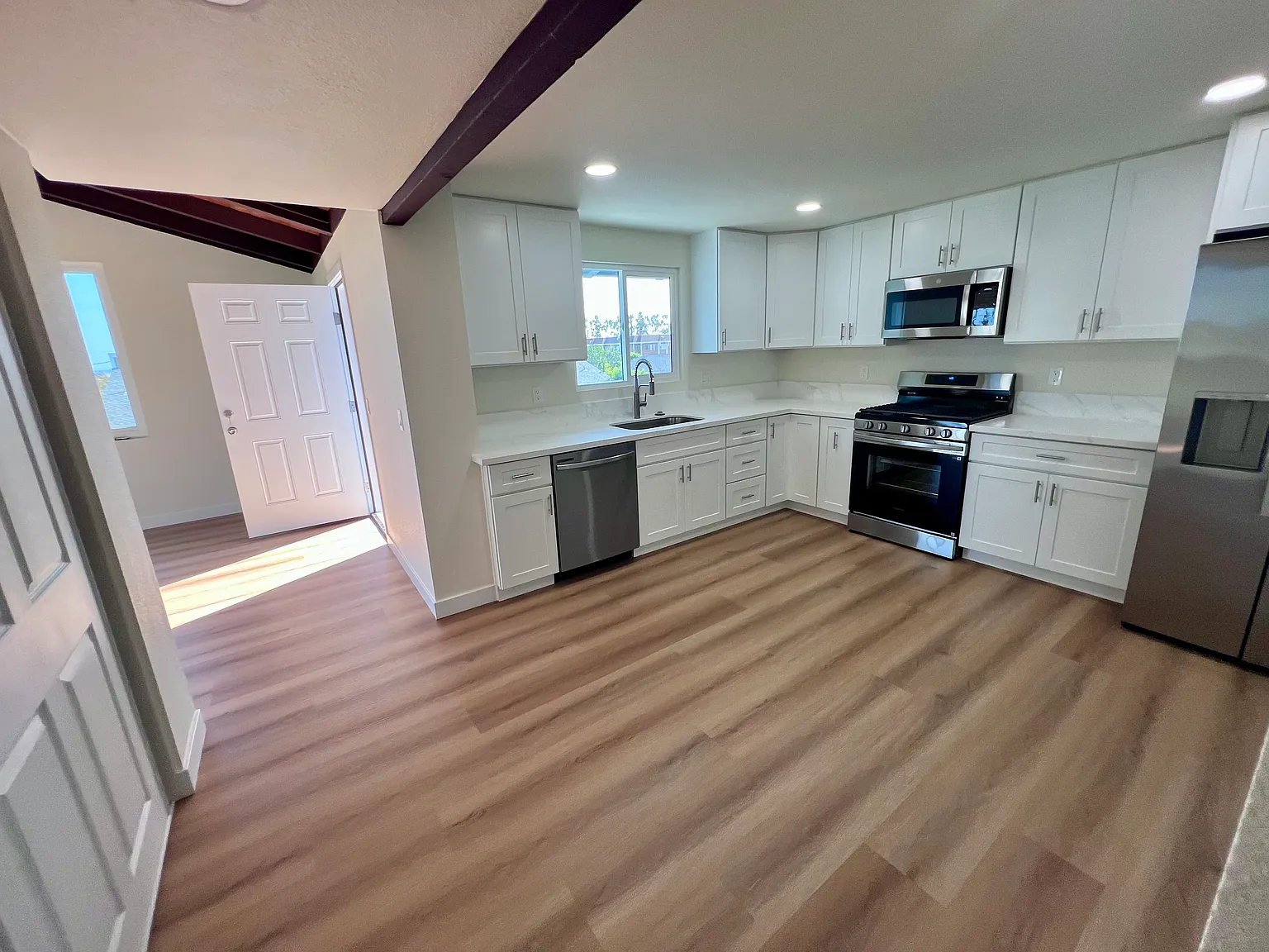 2 bed, 1100 sqft, $4,200 — Photo 2