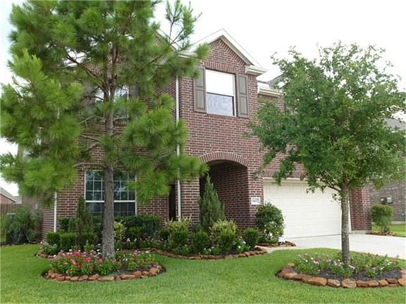 Nicely landscaped yard with in-ground sprinkler system.
