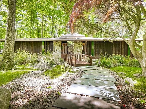 3rd image of 6 Aspen Ct