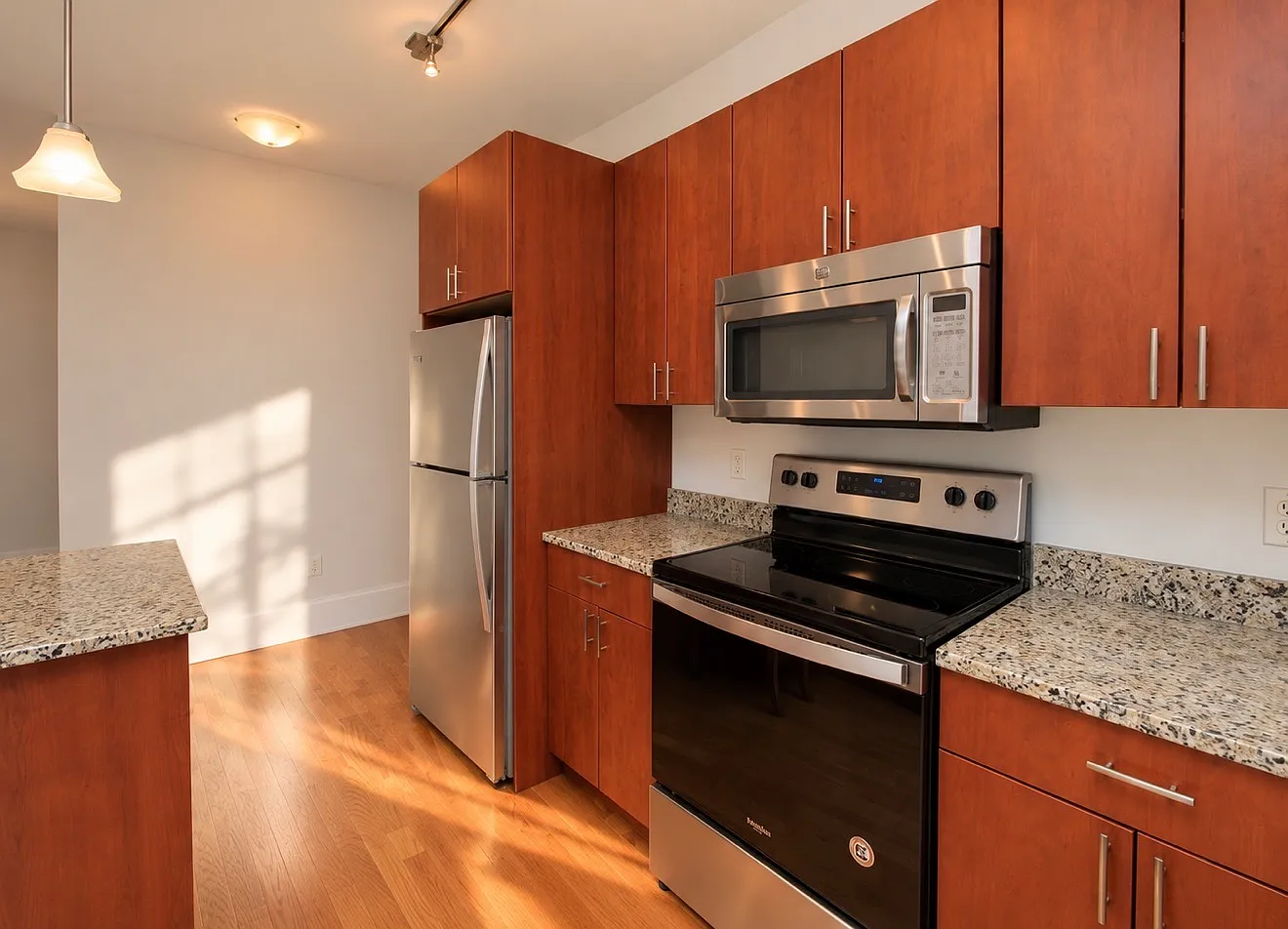 3 bed, 1062 sqft, $3,900 — Photo 1