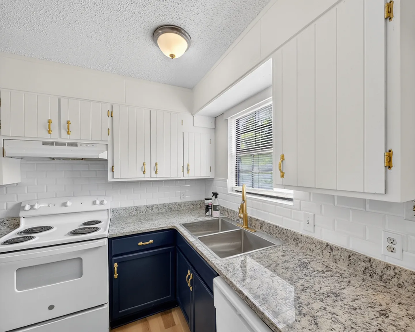 1196 McArthur Dr — Photo 3