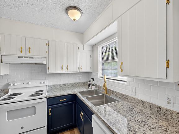 3rd image of 1196 McArthur Dr #4